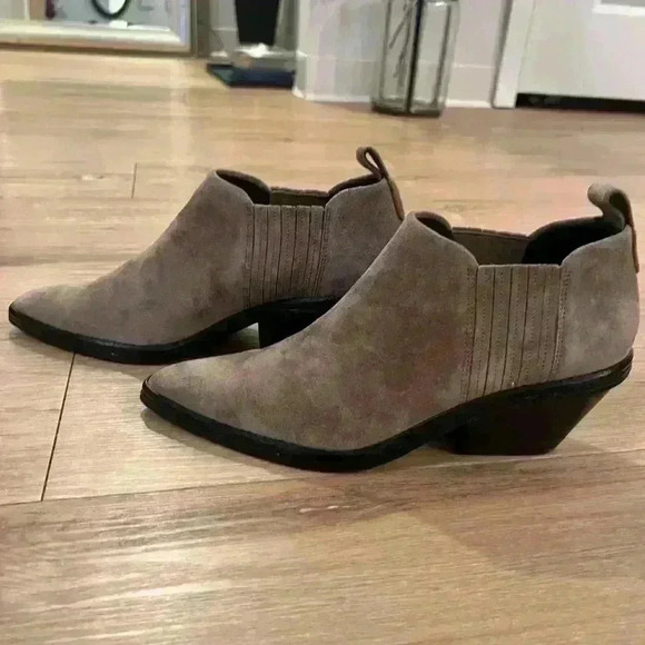 Via Spiga Women's Farly Water Resistant Booties Clay Suede Size 8.5 NWOB - Picture 5 of 8